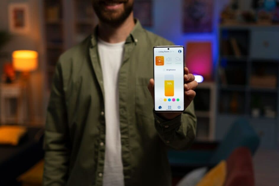 Application mobile métier affichant des tableaux de bord dans un contexte professionnel