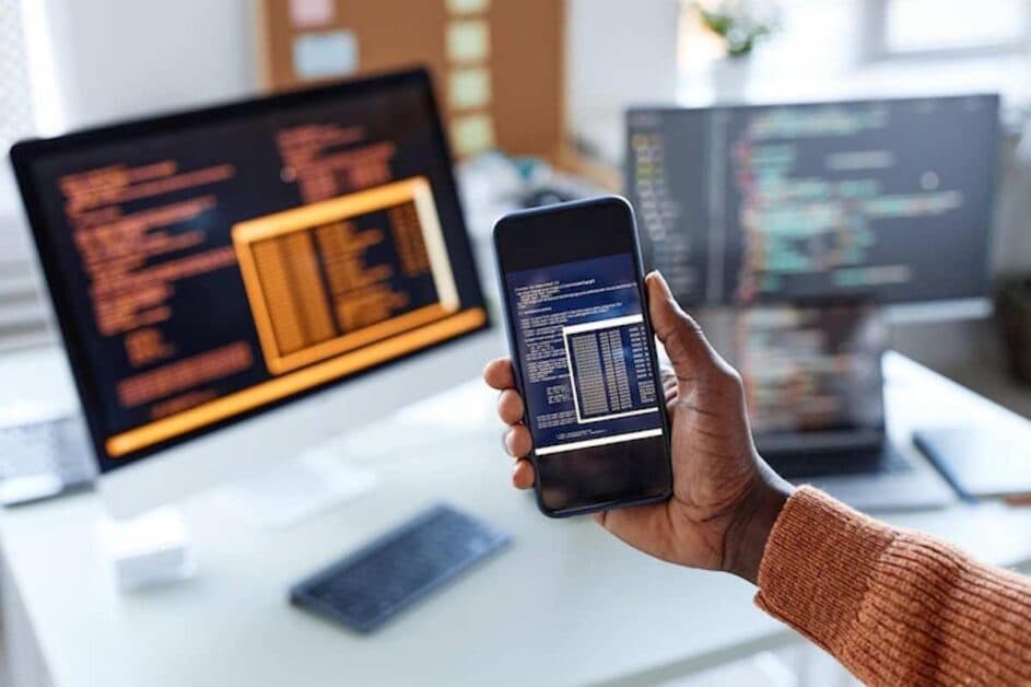 Un développeur qui regarde les codes d'une application
